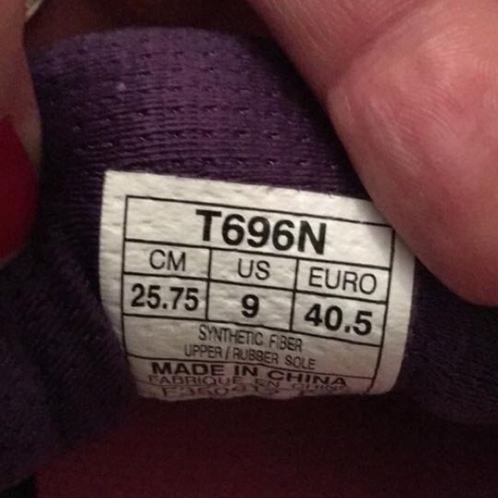Asics. Like new. Only worn 3 times to the gym. - Picture 5 of 5
